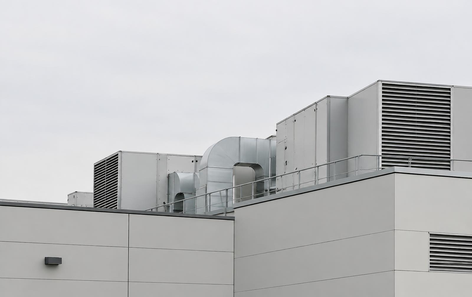 Installation de ventilation et climatisation en toiture d'un bâtiment tertiaire